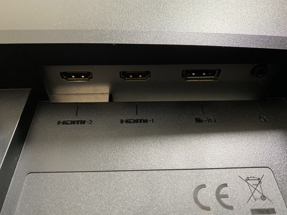 HDMI2.0が2、DisplayPort1.4が1つ、ヘッドホン端子