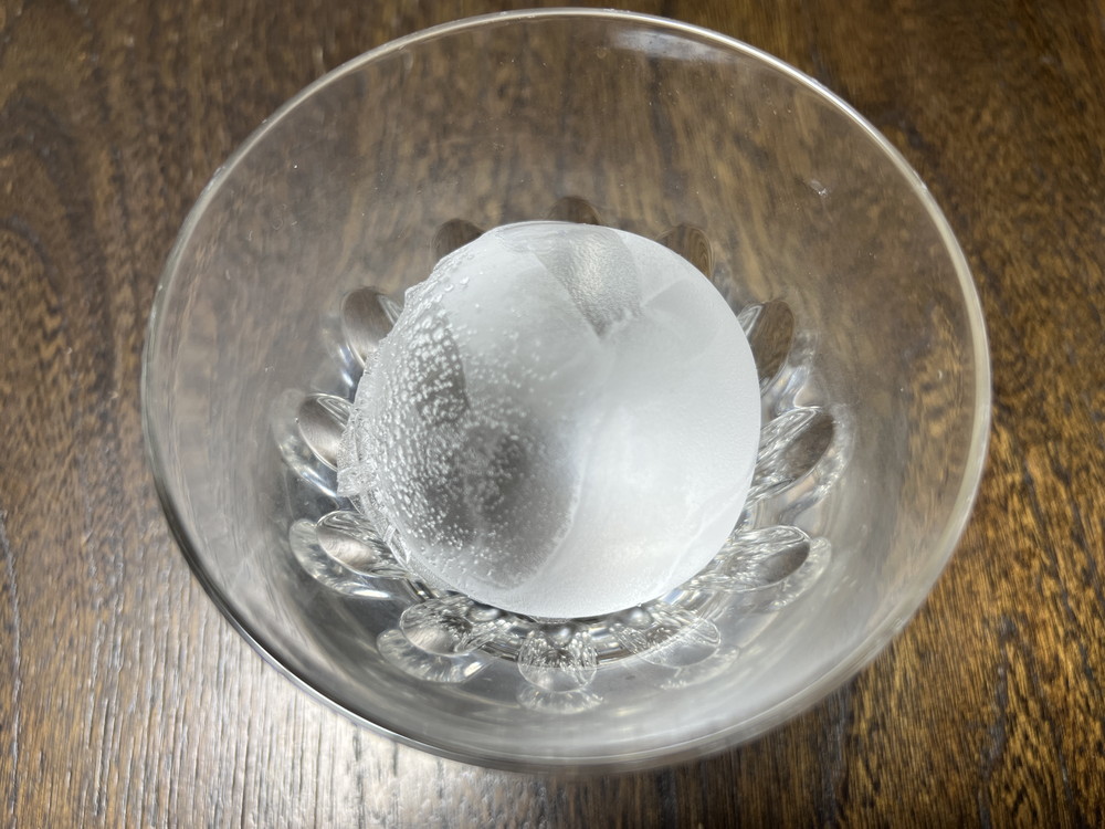 ロックグラスの丸氷