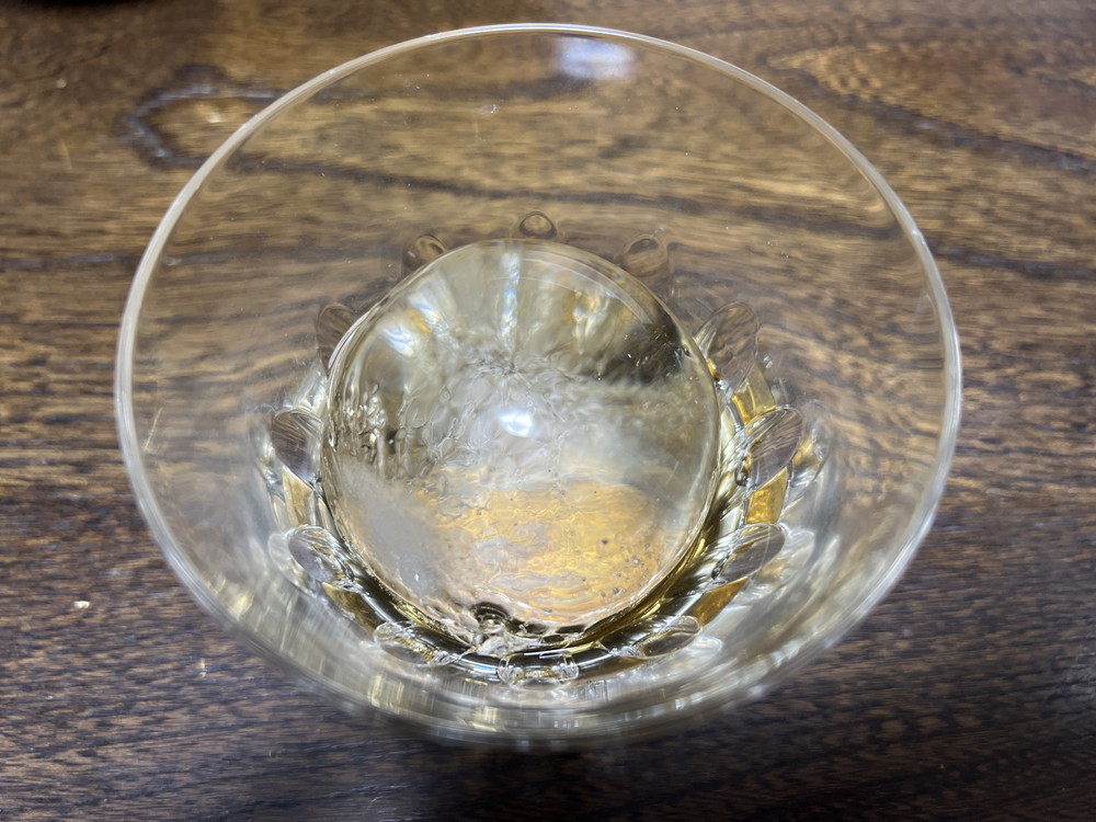 ウィスキーを注いだ後のロックグラスの丸氷