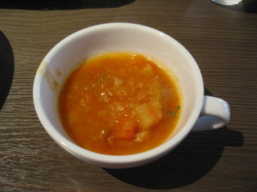カロローゾ　トマトのスープ（サラダがなくなったので代わりに出てきました）