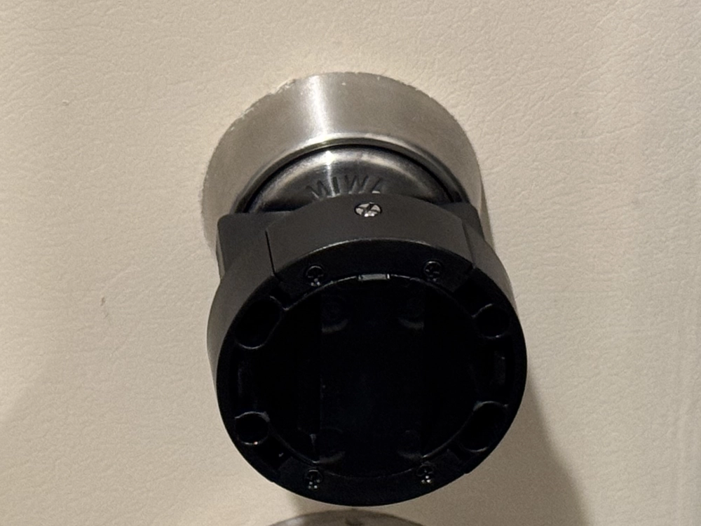 SwitchBot ロック Pro アタッチメンで挟む