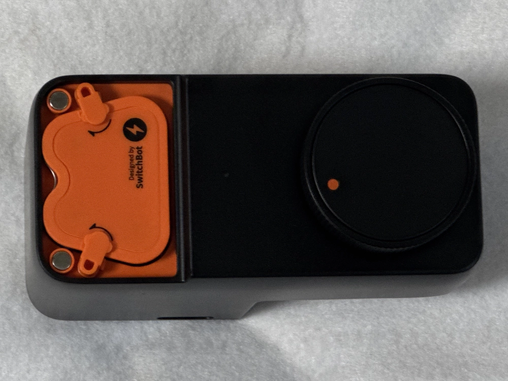 SwitchBot ロック Pro 本体前面 蓋を開く