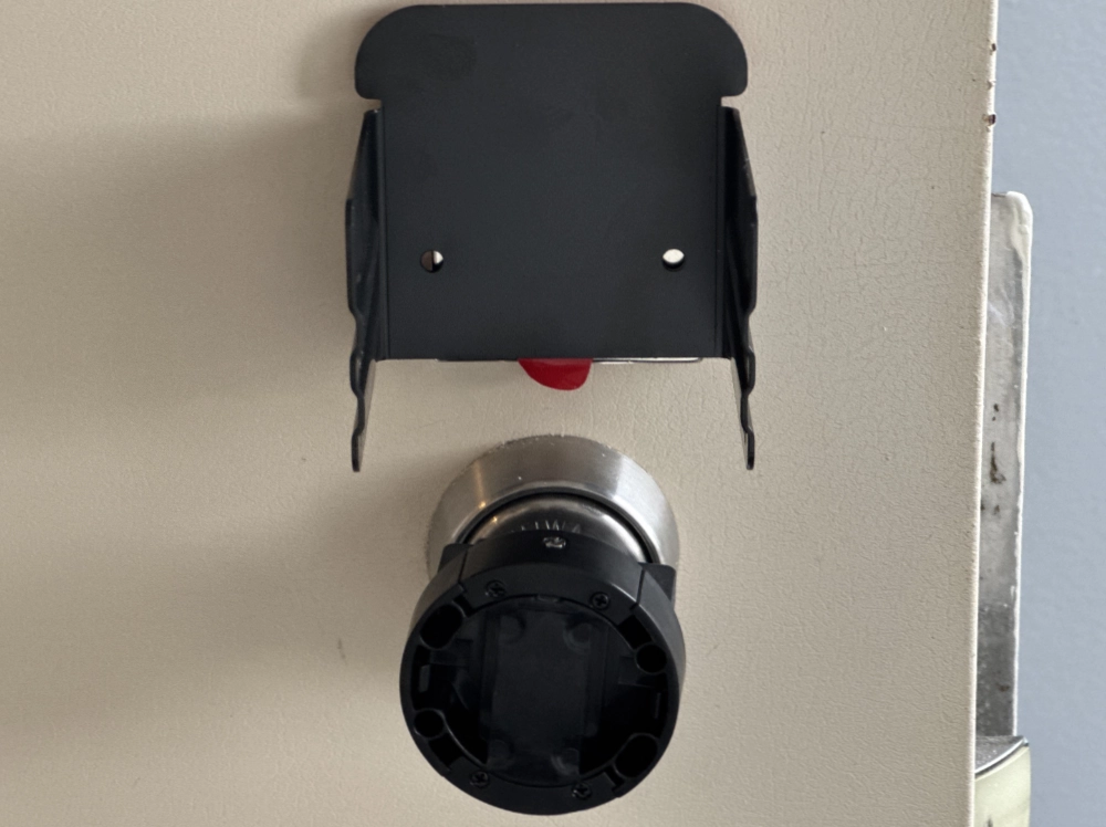 台座を扉にネオジム磁石で貼り付け