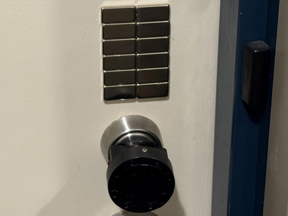 ネオジム磁石を扉に貼り付け