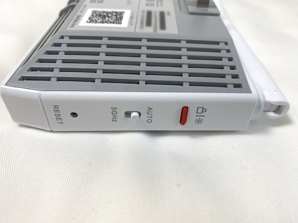 バッファローWEX-1800AX4EA/D 本体左側面