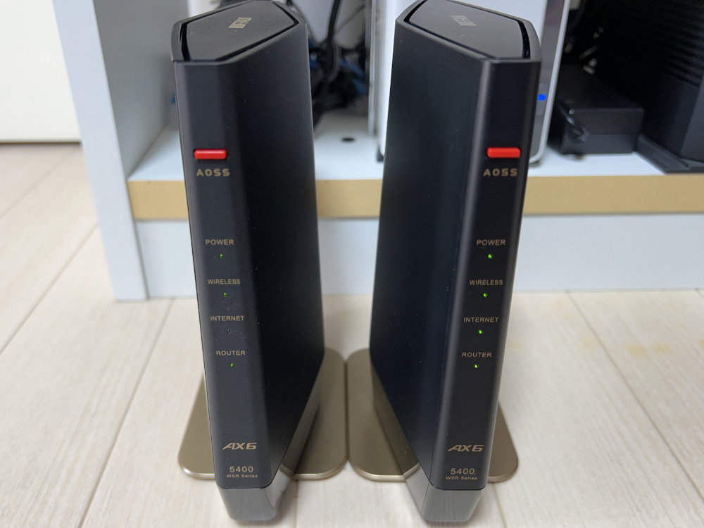 バッファローWSR-5400AX6（左）とバッファローWSR-5400AX6S（右）
