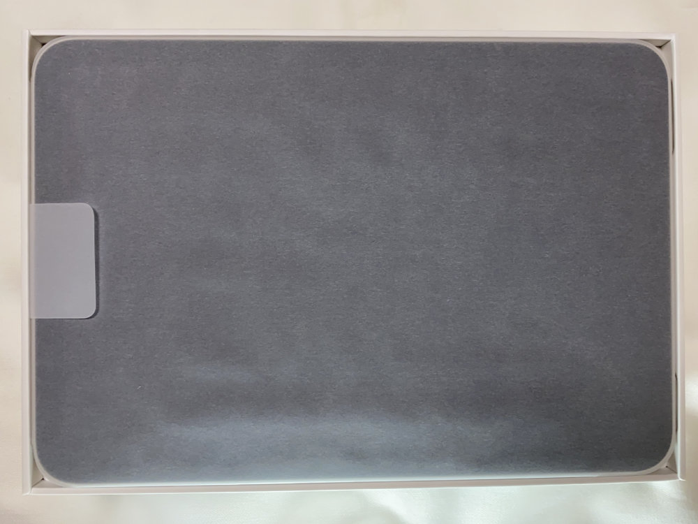 紙に包まれたiPad mini(第6世代)
