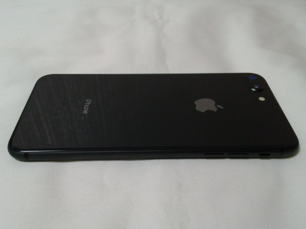 iPhone 8 Plus 背面右側面