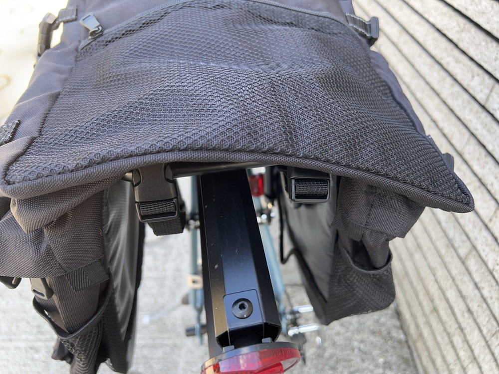 ROSWHEEL 自転車サイドバッグ リアキャリア 取り付け状態 背面